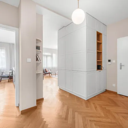 Modern Old Town 아파트